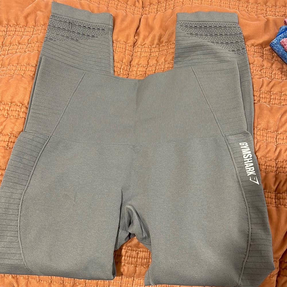 Gym shark leggings In medium
